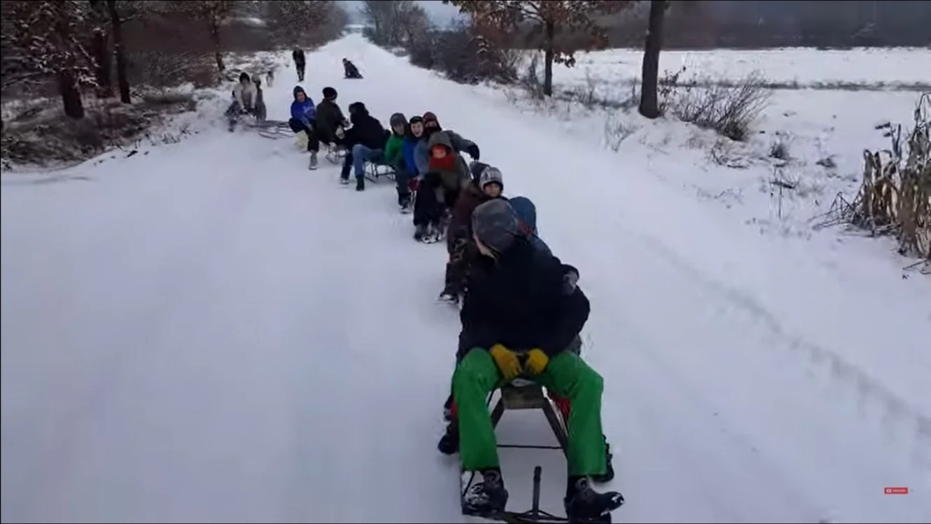 Mai multe sănii trase de o maşină Foto generică