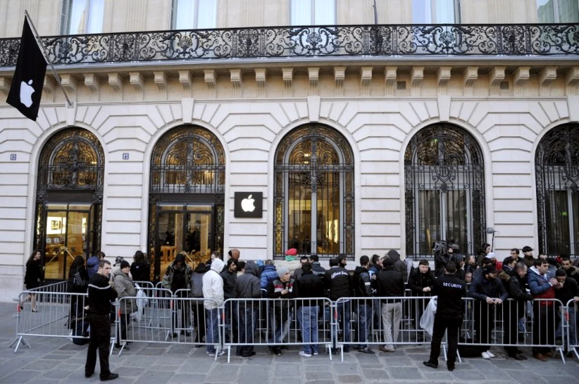 Reprezentanţa Apple de lângă Opera de la Paris care a fost jefuită în noaptea de Anul Nou FOTO AFP