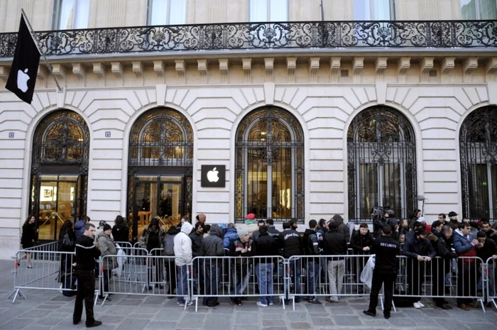 Reprezentanţa Apple de lângă Opera de la Paris care a fost jefuită în noaptea de Anul Nou FOTO AFP