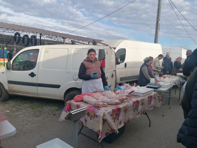 Carnea de miel este deja în oferta fermierilor care vând în târguri. „Cumpărăm când avem bani” FOTO