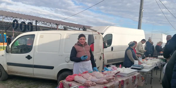 miei si iezi la vanzare in targul din osica de sus   foto alina mitran (10) jpeg