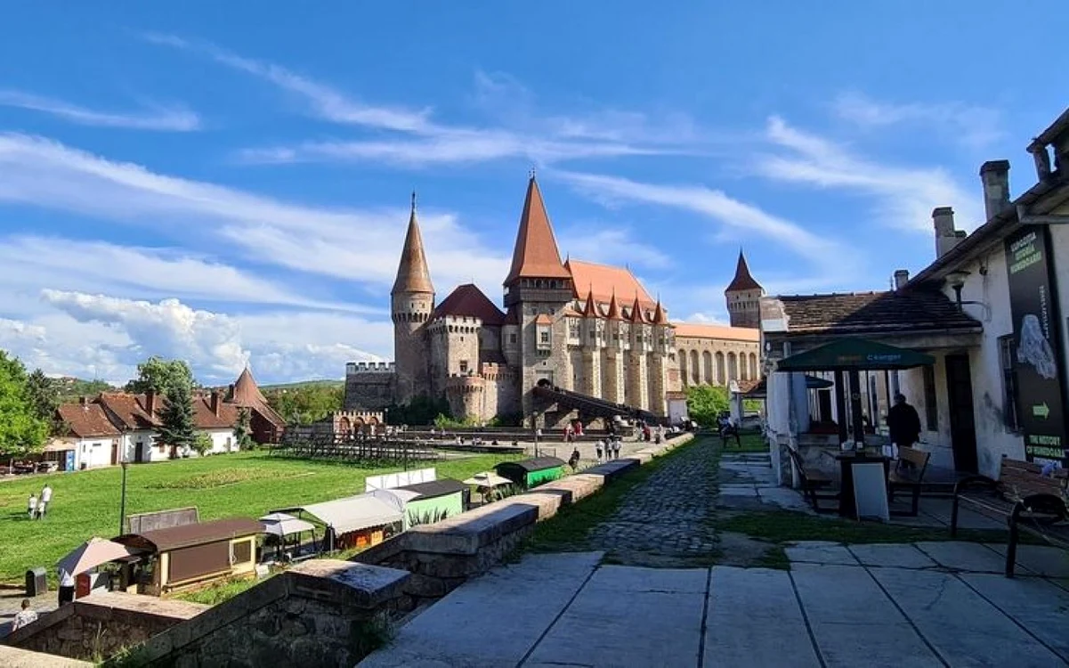 Un centru de vaccinare a fost deschis la Castelul Corvinilor şi va funcţiona în weekend. Foto: Muzeul Castelului Corvinilor.