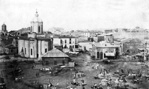 În primele fotografii ale Bucureștiului, din 1856, apare și Piața Sf  Anton, cu Biserica Domnească, în stânga și clădirea Cafenelei Vechi, în dreapta jpeg