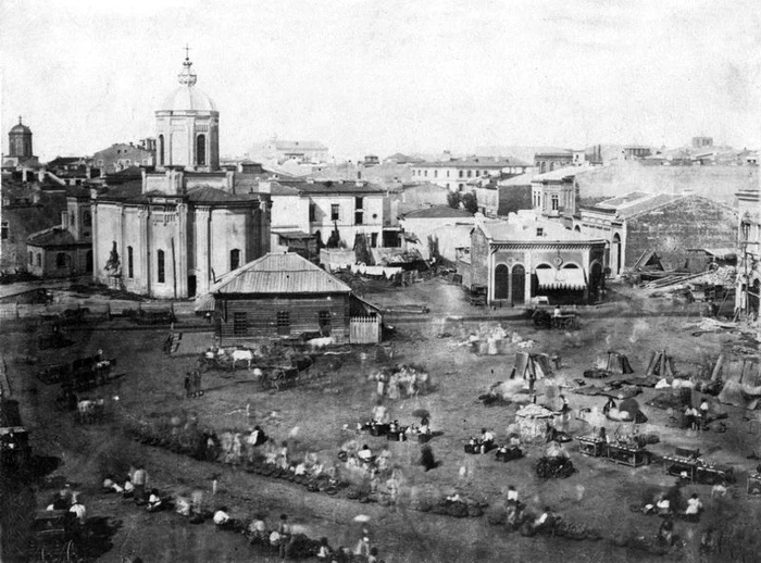 În primele fotografii ale Bucureștiului, din 1856, apare și Piața Sf. Anton, cu Biserica Domnească, în stânga și clădirea Cafenelei Vechi, în dreapta