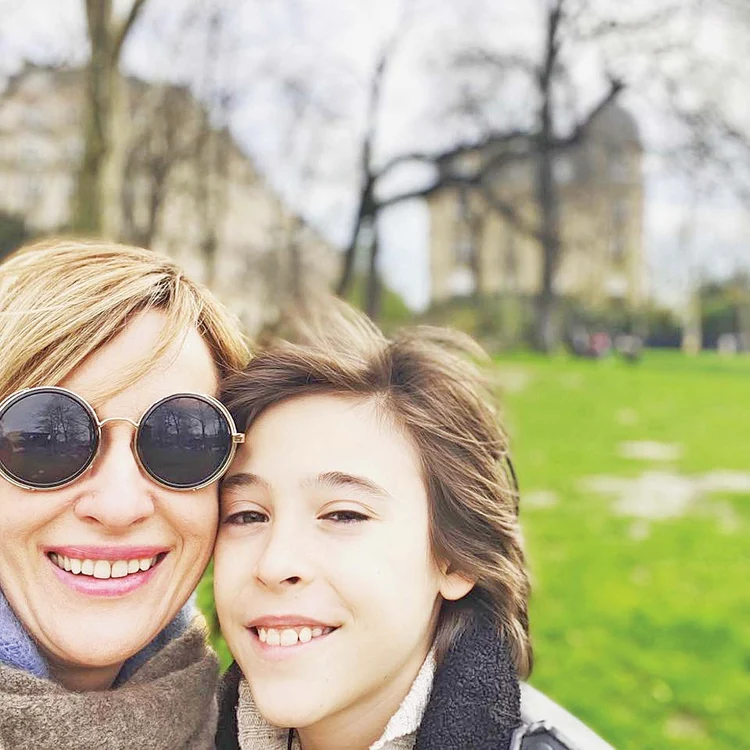 Medeea, alături  de Luca, fiul ei în  vârstă de 9 ani