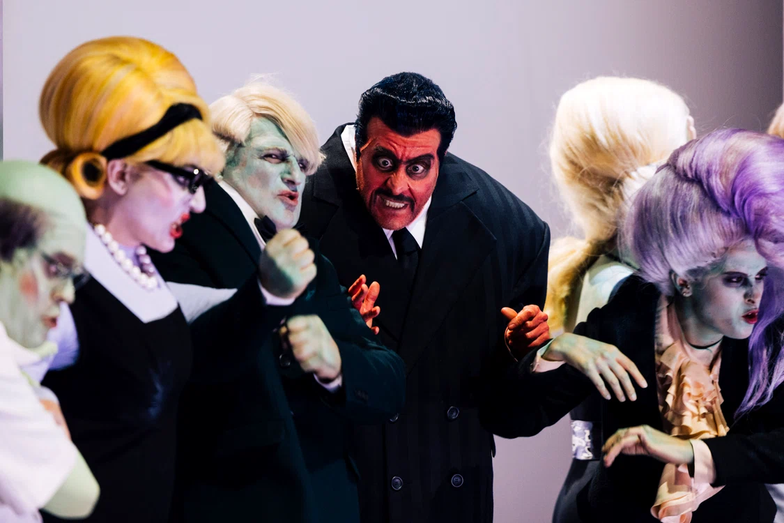 Scenă din „Gianni Schicchi”. Foto Eike Walkenhorst