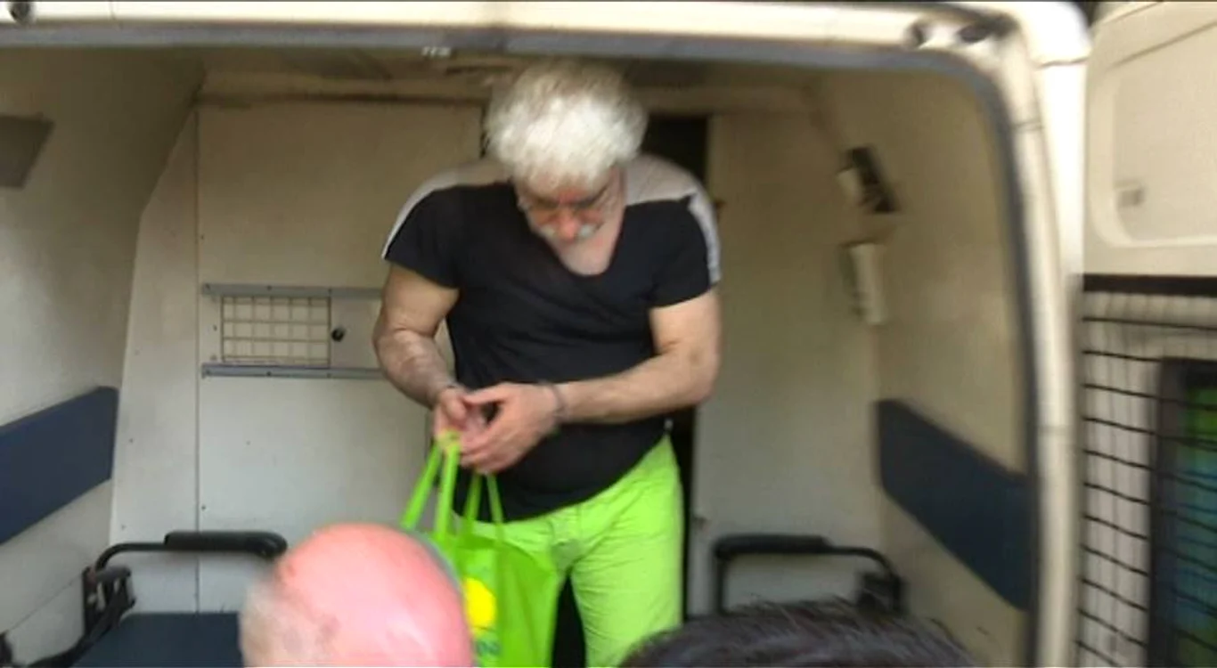 Fostul patron al PRO TV era îmbrăcat într-un tricou și cu pantaloni verzui