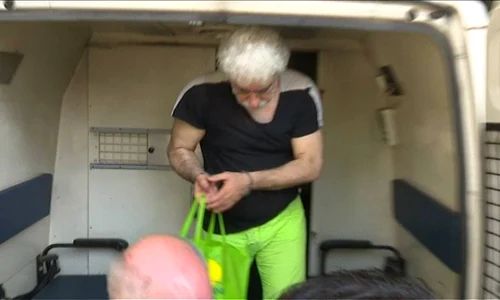 Fostul patron al PRO TV era îmbrăcat într un tricou și cu pantaloni verzui jpeg