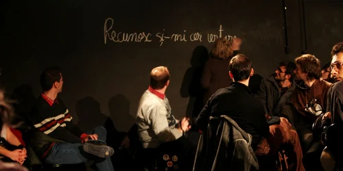 La sfârşitul piesei, fiecare personaj îşi cere iertare, gest care îi îndeamnă pe turnătorii Securităţii să facă la fel.