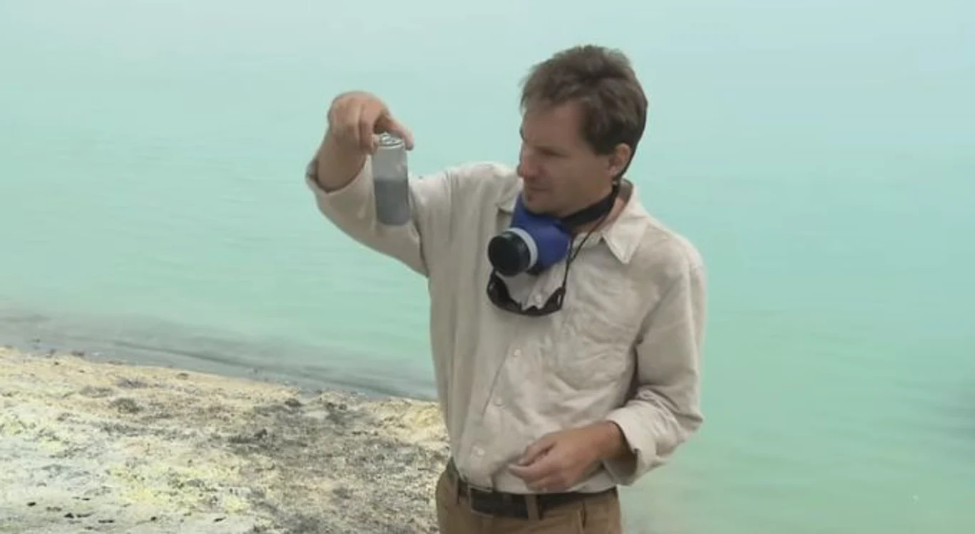 O cutie din aluminiu a fost afectată rapid de acidul sulfuric din lacul indonezian