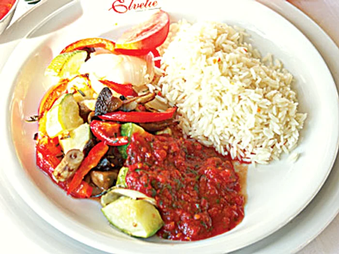 Legume la cuptor cu sos tomat şi orez