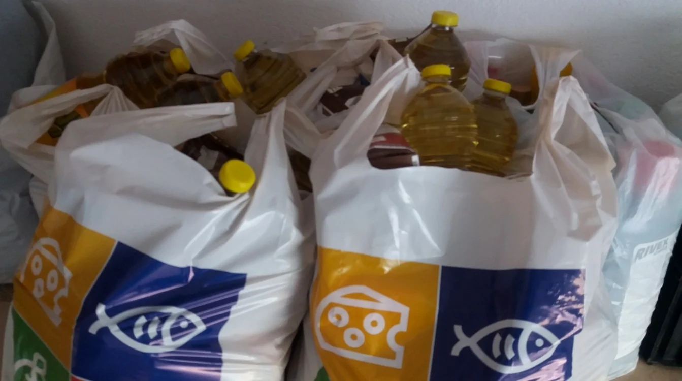 copiii care merg pe jos 5 kilometri la scoală