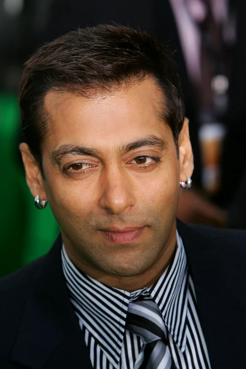
    Iulia Vântur şi Salman Khan, condamnat la închisoare, împreună cu părinţii superstarului la nunta surorii acestuiaArhiva personală  