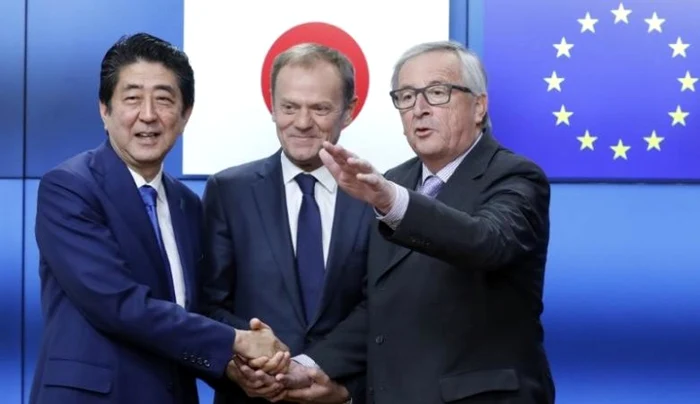 Premierul japonez Shinzo Abe şi liderii UE, Donald Tusk şi Jean-Claude Juncker