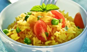 salata mediteraneana cu orez si legume jpeg