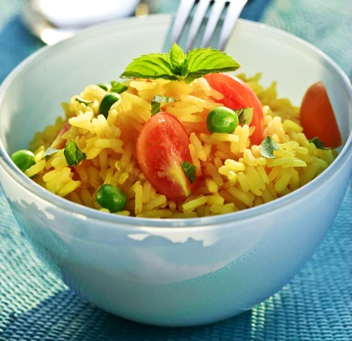 salata mediteraneana cu orez si legume jpeg