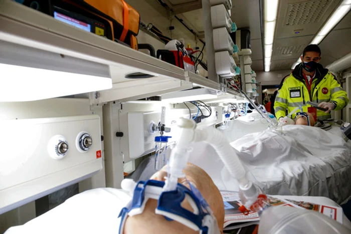 Trenul ATI străbate țara și preia bolnavii de COVID din spitalele supraaglomeratefoto: EPA-EFE