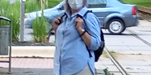 necunoscuta care impinge oameni pe sina de tramvai FOTO Faceboo Kamelia Kamy jpg