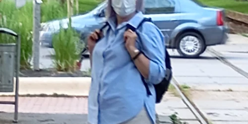 necunoscuta care impinge oameni pe sina de tramvai FOTO Faceboo Kamelia Kamy jpg