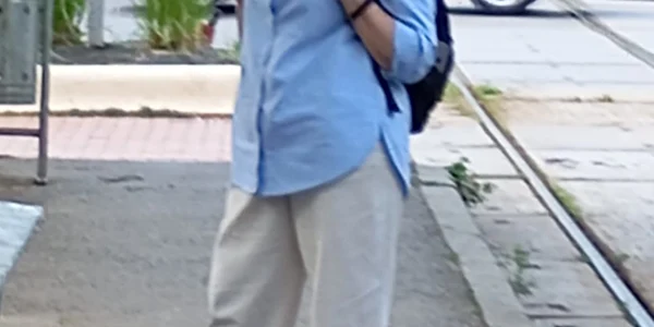 necunoscuta care impinge oameni pe sina de tramvai FOTO Faceboo Kamelia Kamy jpg