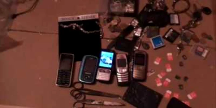 Cei trei suspecţi au fost reţinuţi de poliţişti pentru 24 de or