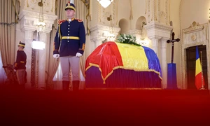 Sicriul cu trupul neînsuflețit al fostului președinte Ion Iliescu a fost depus la Palatul Cotroceni. FOTO Inquam Photos / Octav Ganea