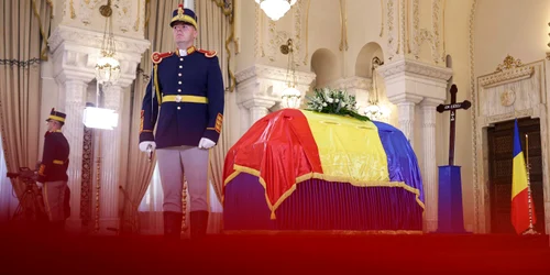 Sicriul cu trupul neînsuflețit al fostului președinte Ion Iliescu a fost depus la Palatul Cotroceni. FOTO Inquam Photos / Octav Ganea