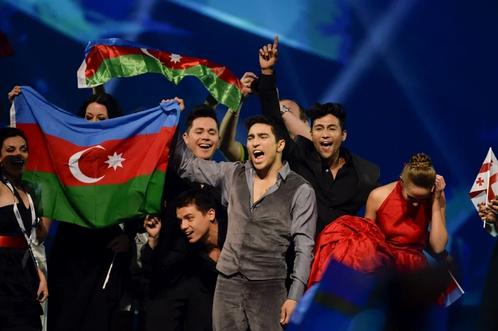 Reprezentantul
Azerbaidjanului, Farid Mammadov (centru), cu piesa „Hold Me“, s-a clasat pe
poziţia a doua la Eurovision 2013 FOTO Reuters