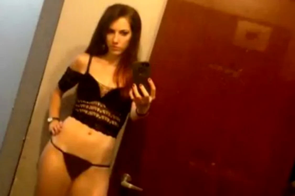 
    Femeia îi trimitea poze porno cu ea elevului săuFoto: mirror.co.uk  
