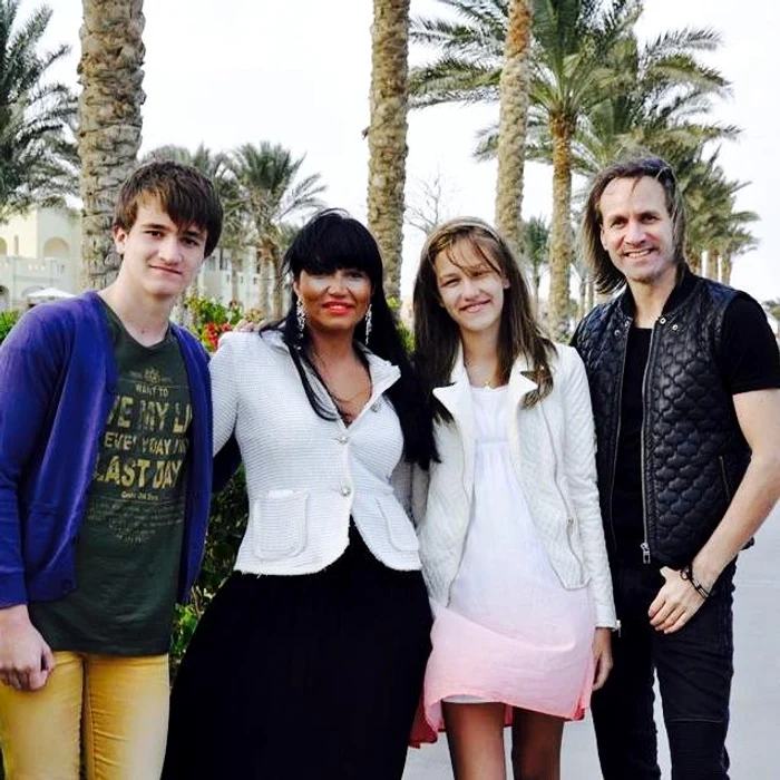  Cândva, formau  o familie fericită 