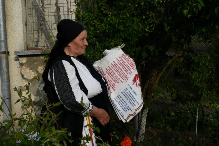 Maria Todor a scris Luceafărul pe o pânză de cânepă. Foto: Vasilica Todor