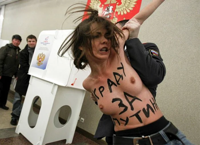 Fetele şi-au scris pe piept cu negru „Fur pentru Putin“