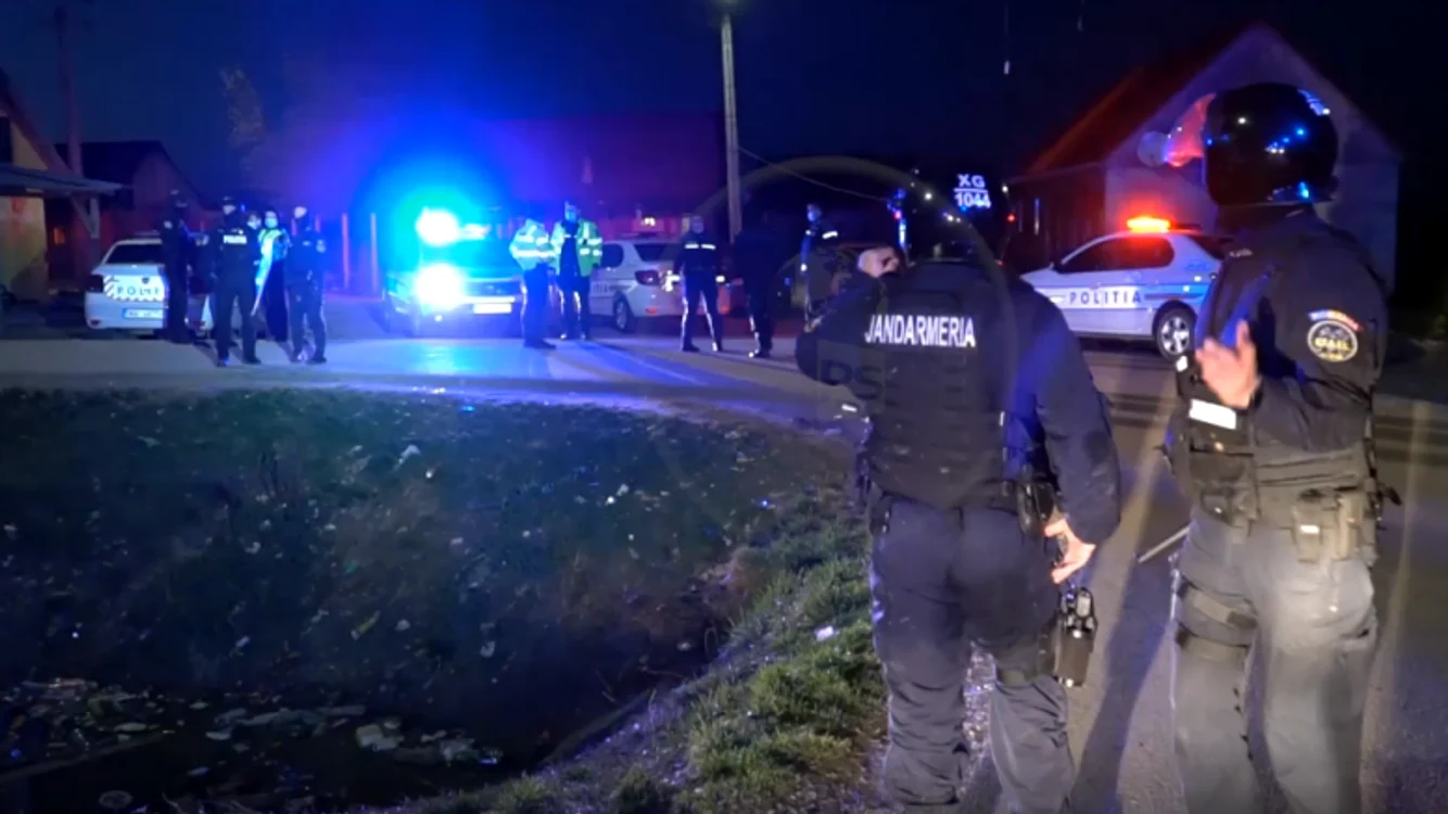 Un polițist de la mascați s-a ales cu urechea ruptă după un scandal în localitatea Petea din județul Satu-MareFoto: presasm.ro