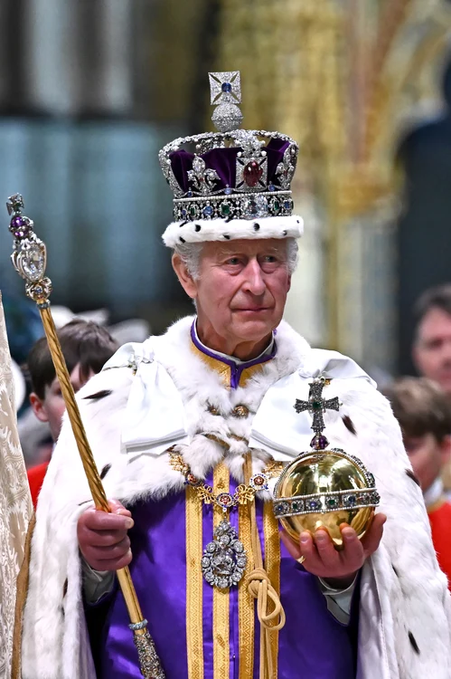 Regele Charles, îmbrăcat cu mantia încoronării (Foto: GETTYIMAGES)
