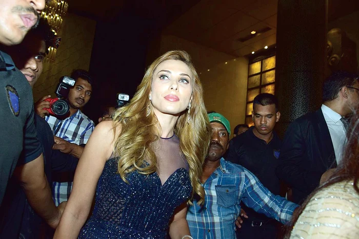 Iulia a fost pândită de o armată de jurnaliști