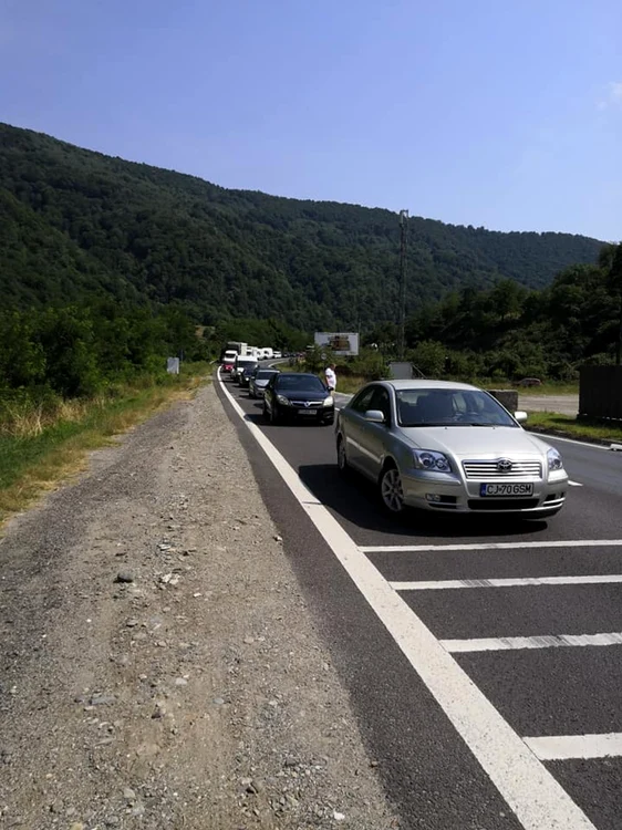 Traficul pe Valea Oltului blocat şi după 12 ore de la răsturnarea unui TIR plin cu porci pe carosabil la Câineni-Vâlcea pe DN7 Foto Iza Florentina