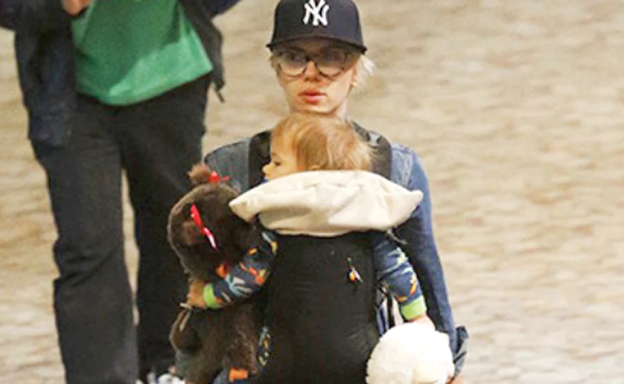 
     Scarlett a fost surprinsă recent  chinuindu-se cu valizele şi cu  micuţa Rose pe un aeroport  din Noua Zeelandă  