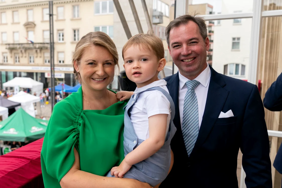 Marele Duce de Luxemburg, cu sotia sa, Stephanie de Luxemburg, si fiul lor, Printul Charles de Luxemburg, la festivitatile Zilei Nationale Marea Curte Ducala (1) jpg