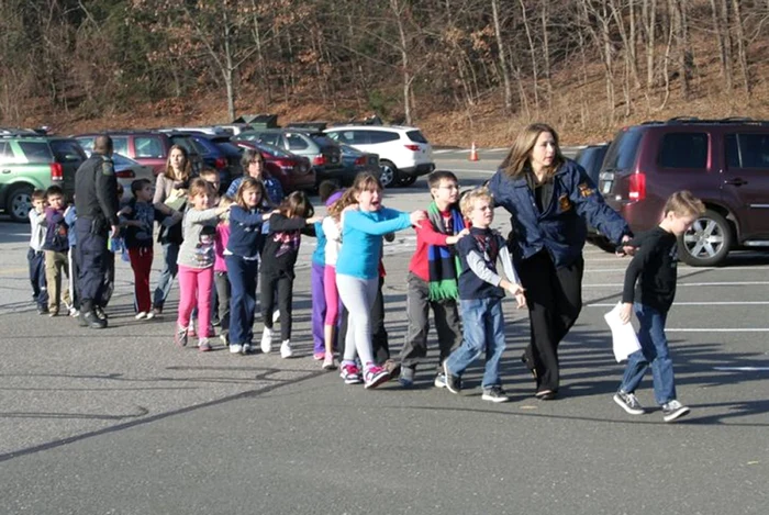 Copiii de la şcoala Sandy Hook, din Newtown (Connecticut), evacuaţi în urma masacrului din 14 decembrie