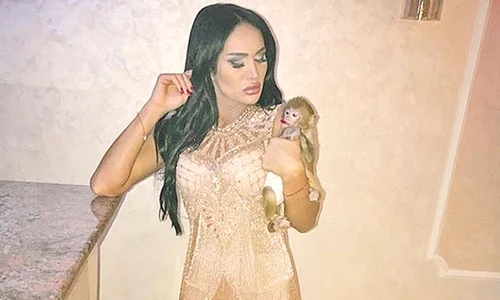 Margherita este obişnuită să şocheze, aşadar nu este de mirare că animalul ei de companie este o maimuţă  jpeg