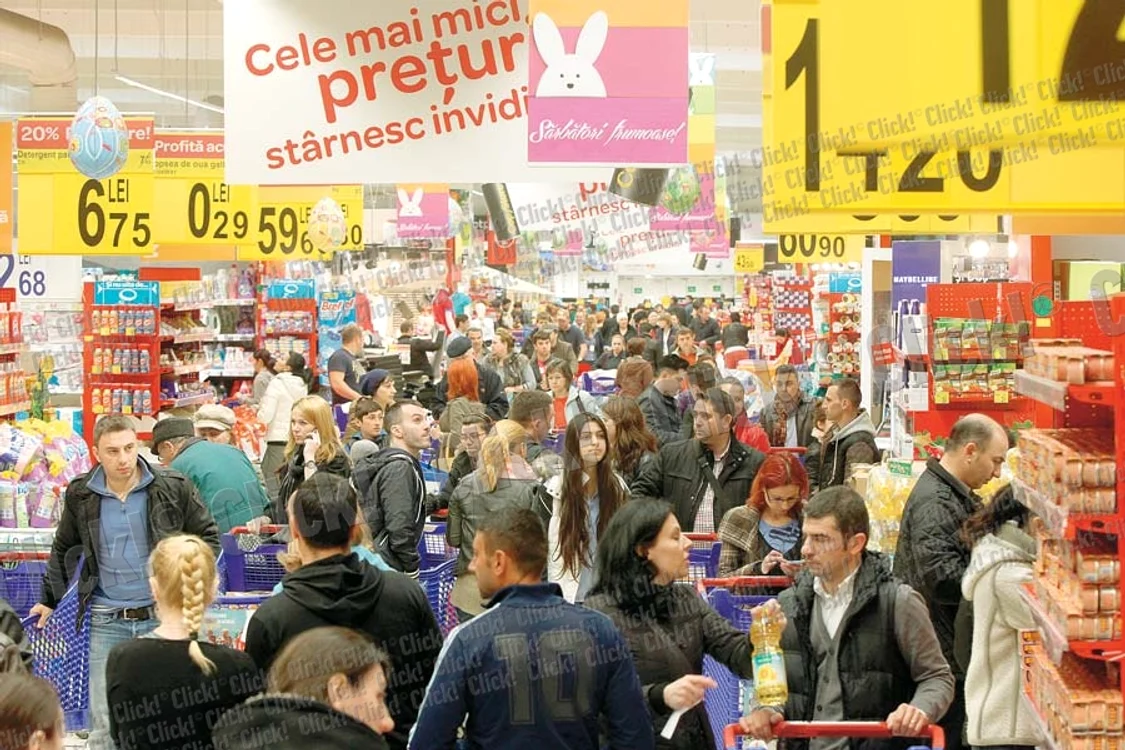 
    Magazinele au fost  luate cu asalt încă  de la orele dimineţii (Fotografii: Sever Gheorghe)  