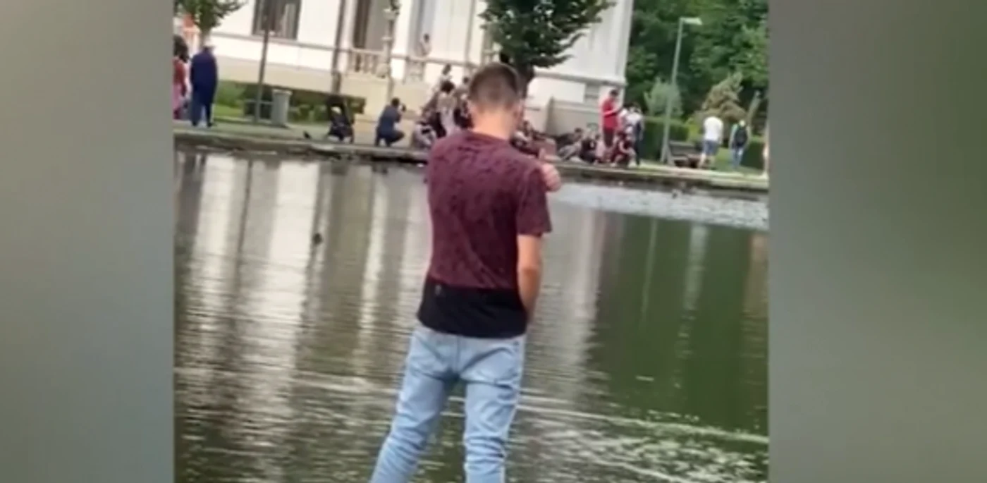 Tânărul din Aşchileu a confundat lacul cu toaleta. FOTO: captura video