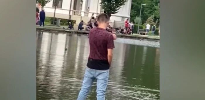 Tânărul din Aşchileu a confundat lacul cu toaleta. FOTO: captura video