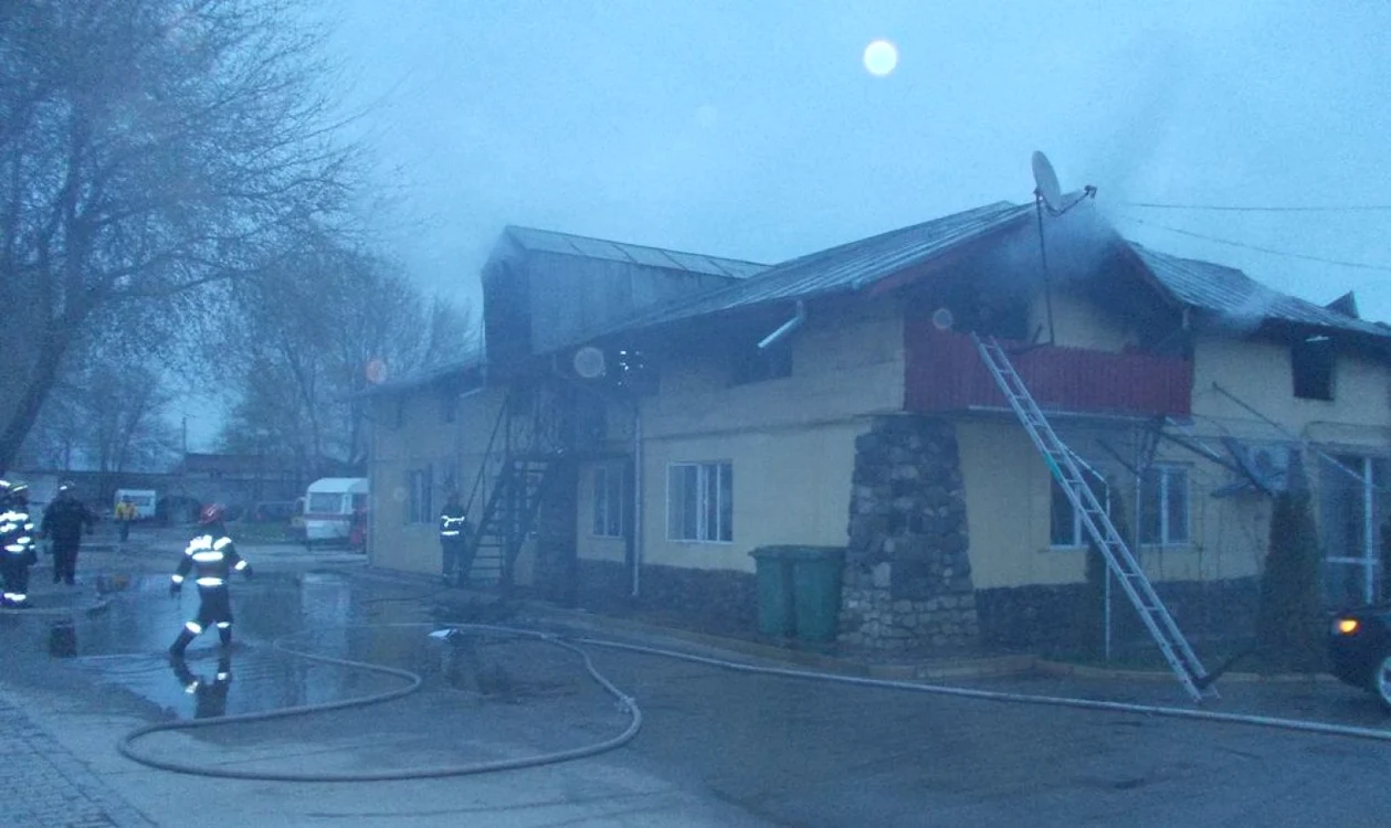 Focul a deteriorat clădirea Foto:ISU Călăraşi