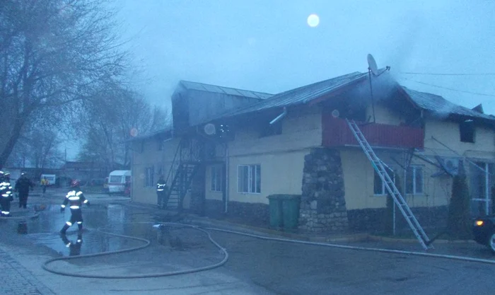 Focul a deteriorat clădirea Foto:ISU Călăraşi