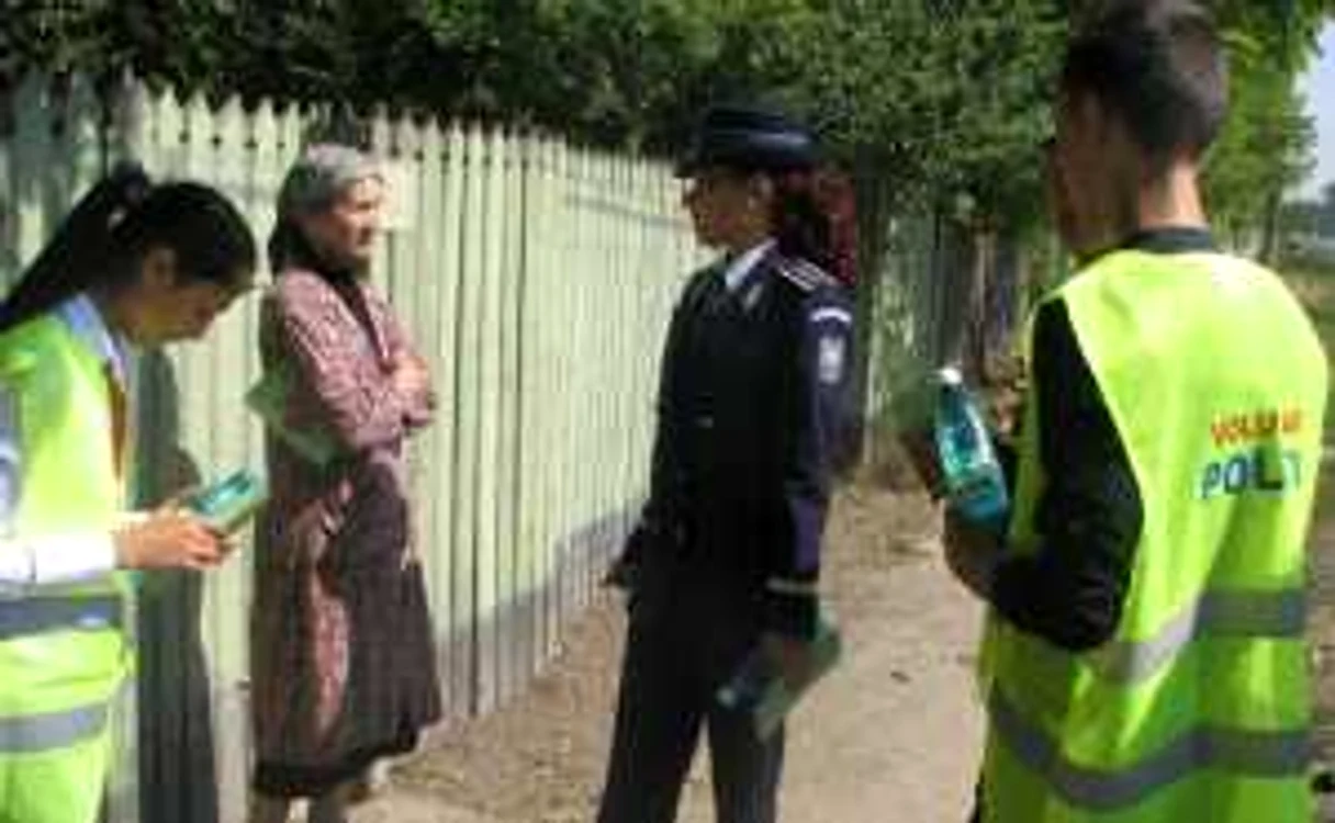 Poliţiştii, însoţiţi de copii având veste inscripţionate "Voluntar Poliţia" au stat de vorbă cu locuitorii comunei Movila Miresii