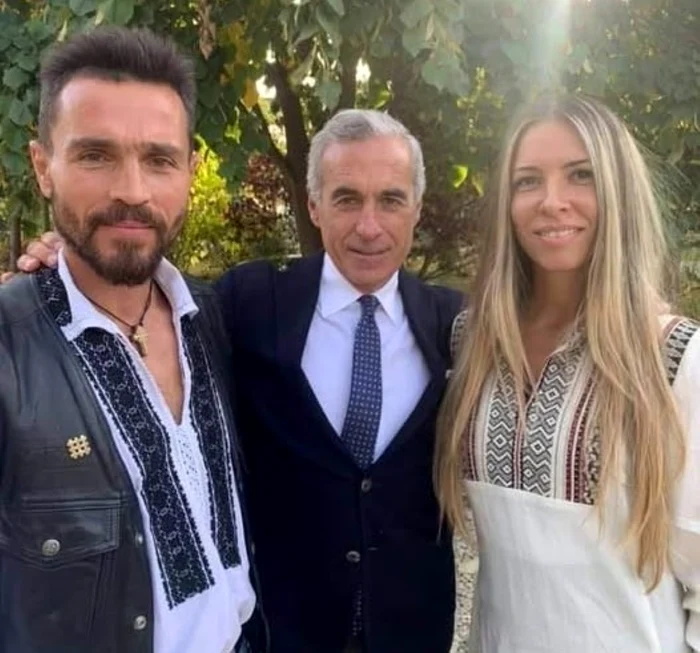 Eugen Sechila, cu simbolul legionar, alături de Călin Georgescu. Foto Facebook