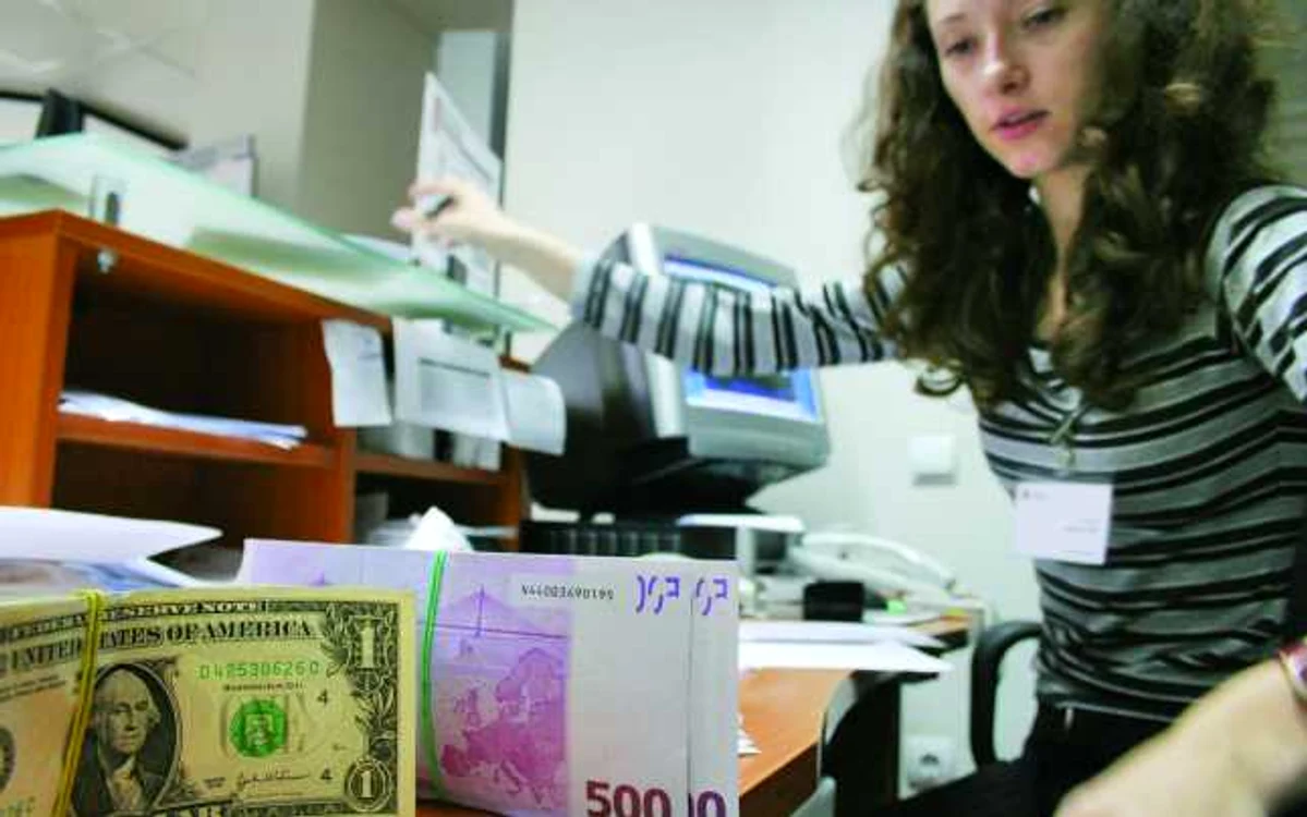 Luni au fost vândute 9,12% din acţiunile Eurocreditbank. Foto: Adevărul