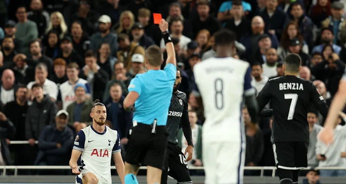 Radu Drăgușin, pus la zid în Anglia de fanii lui Tottenham, după ce a luat roșu. Foto Profimedia