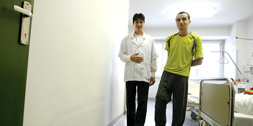 Dumitru Sârb (dreapta) se poate plimba